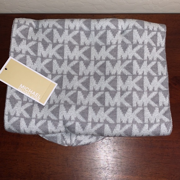 MICHAEL KORS BRAND NEW WITH TAGS SPARKLE LOGO MATCHING HAT & SCARF SET - Picture 3 of 8